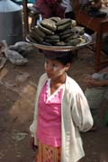 Prodejci j�dla do autobusu, oblast ji�n� od Yangonu. Myanmar (Barma).