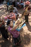 Prodejci j�dla do autobusu, oblast ji�n� od Yangonu. Myanmar (Barma).
