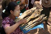 Prodejci j�dla do autobusu, oblast ji�n� od Yangonu. Myanmar (Barma).