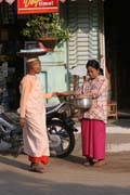 Mni�i chod� ka�d� r�no pro j�dlo, od m�stn�ch obchodn�k� dost�vaj� p�ev�n� r��i. Nyaung U. Myanmar (Barma).