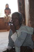 �ena kou��c� ru�n� balenou cigaretu. Bagan. Myanmar (Barma).