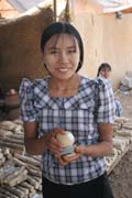 Thanakha, nebo-li m�stn� d�msk� make-up. Ka�d� �ena si barv� tv��e b�lou barvou, kter� se z�sk�va z k�ry stromu thanakha. Old Bagan. Myanmar (Barma).