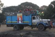 Lok�ln� doprava na cest� do provincie Chin. Myanmar (Barma).