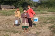 D�ti na venkov� cestou do provincie Chin. Myanmar (Barma).