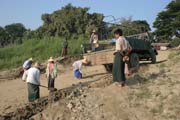 Na b�ehu �eky Ayeyarwady. Myanmar (Barma).