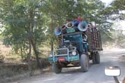 Lok�ln� doprava na cest� do provincie Chin. Myanmar (Barma).