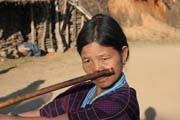 �ena z etnika Dai Chin hraj�c� na nosovou fl�tnu, vesnice Mindat, provincie Chin. Myanmar (Barma).
