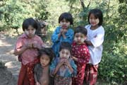 D�ti ve vesnici Kyartho, provincie Chin. Myanmar (Barma).