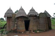 Tradi�n� n�kolikapatrov� hlin�n� d�m etnika Somba naz�van� tata somba. Domy vypadaj� jak mal� opevn�n� hrady. Oblast Boukoumb�. Benin.