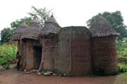 Tradi�n� n�kolikapatrov� hlin�n� d�m etnika Somba naz�van� tata somba. Domy vypadaj� jak mal� opevn�n� hrady. Oblast Boukoumb�. Benin.