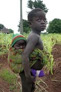 D�ti z etnika Somba (n�kdy t� naz�van� lid� Betamarib�). Star�� d�t� se v�dy star� o mlad�� sourozence. Oblast Boukoumb�. Benin.