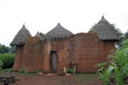 Tradi�n� n�kolikapatrov� hlin�n� d�m etnika Somba naz�van� tata somba. Domy vypadaj� jak mal� opevn�n� hrady. Oblast Boukoumb�. Benin.