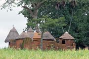 Tradi�n� n�kolikapatrov� hlin�n� d�m etnika Somba naz�van� tata somba. Domy vypadaj� jak mal� opevn�n� hrady. Oblast Boukoumb�. Benin.