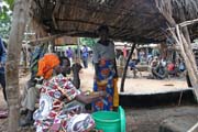 Lok�ln� trh ve vesnici Boukoumb�. Benin.