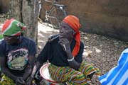 Pohoda s fajf�i�kou. Na ruce m� �ena tradi�n� n�ramek s mu�li�ek. Lok�ln� trh ve vesnici Boukoumb�. Benin.