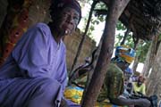 Lok�ln� trh ve vesnici Boukoumb�. Benin.