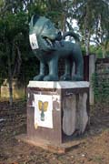 Voodoo symboly pod�l Cesty otrok� (Route des Esclaves) ve m�st� Ouidah. Benin.