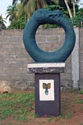 Voodoo symboly pod�l Cesty otrok� (Route des Esclaves) ve m�st� Ouidah. Benin.