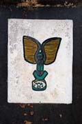 Voodoo symboly pod�l Cesty otrok� (Route des Esclaves) ve m�st� Ouidah. Benin.