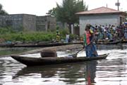 P��stavi�t� a trh ve m�st� Abomey-Calavi na b�ehu jezera Nokou�. Benin.