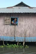 �ivot v� m�st� Ganvi�, kter� je cel� na vod�. Benin.