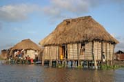 �ivot v� m�st� Ganvi�, kter� je cel� na vod�. Benin.