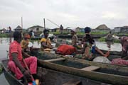 Rann� plovouc� trh ve m�st� Ganvi�. Benin.