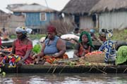 Rann� plovouc� trh ve m�st� Ganvi�. Benin.