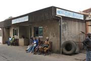 Jedno z hlavn�ch autobusov�ch n�dra��, Douala. Kamerun.