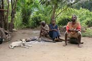 Pygmejsk� vesnice na �ece Lobe. Pygmejci, domorod� obyvatel� les�, znaj� velmi dob�e v�echny rostliny a zv��ata. �iv� se lovem antilop, prasat a opic, rybolovem, sb�rem medu, sladk�ch brambor a bobul�. Les je pro n� posv�tn� a poskytuje jim v�e k �ivotu. Kamerun.