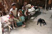 Pygmejsk� vesnice na �ece Lobe. Pygmejci, domorod� obyvatel� les�, znaj� velmi dob�e v�echny rostliny a zv��ata. �iv� se lovem antilop, prasat a opic, rybolovem, sb�rem medu, sladk�ch brambor a bobul�. Les je pro n� posv�tn� a poskytuje jim v�e k �ivotu. Kamerun.