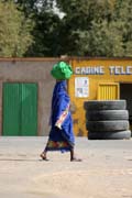 V�e pot�ebn� se nos� na hlav�. Oblast jezera �ad. Kamerun.