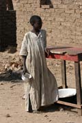 Zast�vka v mal� vesnici na cest� k jezeru �ad. Kamerun.