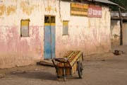Rozvoz vody. Oblast jezera �ad. Kamerun.
