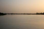 Z�pad slunce nad �ekou Chari. Oblast jezera �ad. Kamerun.