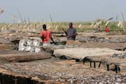 Su�en� ryb. V�t�ina ryb se prod�v� do sousedn� Nig�rie. Vesnice Kofia na jeze�e �ad. Kamerun.