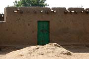 Hlin�n� domy jsou zde typick�. Vesnice Kofia na jeze�e �ad. Kamerun.