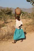 Cesta pro vodu. Horsk� vesnice Djingliya v hor�ch Mandara. Kamerun.