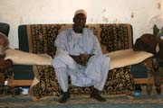 Kr�l m�stn�ho kr�lovstv� okolo vesnice Mabas. Vesnic� Mabas proch�z� kamerunsko-nig�rijsk� hranice a vesnice je rozd�lena na dv� ��sti. Nig�rie.