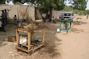 Typick� benz�nov� stanice pod�l hlavn� silnice N'Gaound�r� - Maroua. Kamerun.