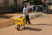 Prodejce zmrzliny ve m�ste N'Gaound�r�. Kamerun.
