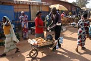Pouli�n� trh ve m�st� N'Gaound�r�. Kamerun.