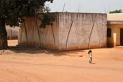 Zaj�mav� stavba ve m�st� N'Gaound�r�. Kamerun.