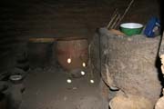 Pohled do kuchyn� v kr�lovsk�m pal�ci ve vesnici Oudjilla. Ka�d� z 50 man�elek m� takovouto kuchyni. Kamerun.