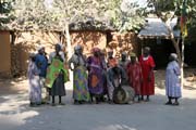 P��prava na tradi�n� tance ve vesnici Oudjilla. Tan�� kr�lovsk� man�elky. Kamerun.