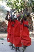Tradi�n� tanec. Vesnice Oudjilla. Kamerun.