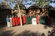 Kr�l se sv�mi man�elkami. Vesnice Oudjilla v poho�� Mandara. Kamerun.
