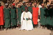 Kr�l se sv�mi man�elkami. Vesnice Oudjilla v poho�� Mandara. Kamerun.