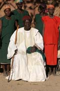 Kr�l se sv�mi man�elkami. Vesnice Oudjilla v poho�� Mandara. Kamerun.
