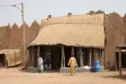 Vstup do kr�lovsk�ho pal�ce ve vesnici Rey Bouba. Kamerun.